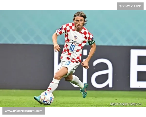 终场哨响，克罗地亚老将莫德里奇跪地掩面瞬间